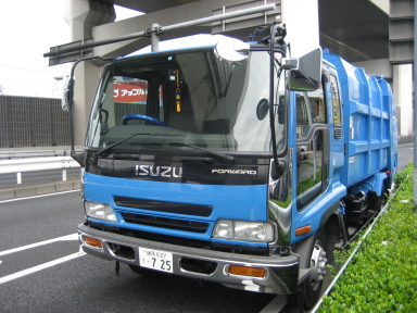 ダンボール回収パッカー車（土本商事）